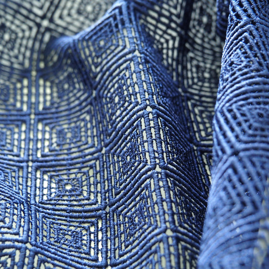 blaue Ätz Stickerei